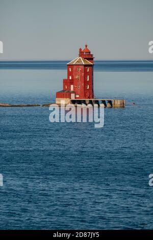 Kjeungskjær Fyr,roter Leuchtturm, vor der norwegischen Küste auf einem kleinen Skerry vor Ørland, Trøndelag. Uthaug, Trøndelag, Norwegen, Skandinavien, Europa, adven Stockfoto