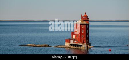 Kjeungskjær Fyr,roter Leuchtturm, vor der norwegischen Küste auf einem kleinen Skerry vor Ørland, Trøndelag. Uthaug, Trøndelag, Norwegen, Skandinavien, Europa, adven Stockfoto