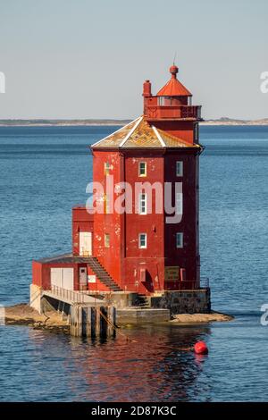 Kjeungskjær Fyr,roter Leuchtturm, vor der norwegischen Küste auf einem kleinen Skerry vor Ørland, Trøndelag. Uthaug, Trøndelag, Norwegen, Skandinavien, Europa, adven Stockfoto