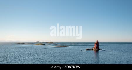 Kjeungskjær Fyr,roter Leuchtturm, vor der norwegischen Küste auf einem kleinen Skerry vor Ørland, Trøndelag. Uthaug, Trøndelag, Norwegen, Skandinavien, Europa, adven Stockfoto