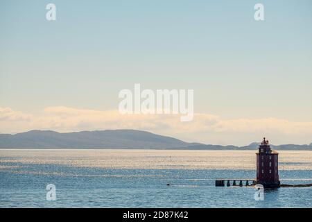 Kjeungskjær Fyr,roter Leuchtturm, vor der norwegischen Küste auf einem kleinen Skerry vor Ørland, Trøndelag. Uthaug, Trøndelag, Norwegen, Skandinavien, Europa, adven Stockfoto