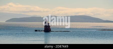 Kjeungskjær Fyr,roter Leuchtturm, vor der norwegischen Küste auf einem kleinen Skerry vor Ørland, Trøndelag. Uthaug, Trøndelag, Norwegen, Skandinavien, Europa, adven Stockfoto