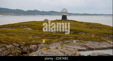 Nördlicher Polarkreis Globe, Vikingen Island, Tons, Nordland, Norwegen, Skandinavien, Europa, Abenteuer Reise, Tourismus, Globus, Hurtigruten, Hurtigruten Stockfoto