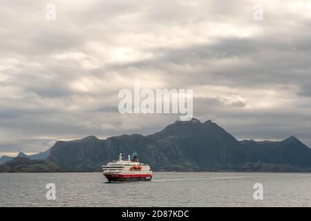 Schiff MS Kong Harald, Bolga, Nordland, Norwegen, Skandinavien, Europa, Abenteuer Reise, Berge, Felsenküste, Tourismus, Hurtigruten, Hurtigruten Reise, c Stockfoto