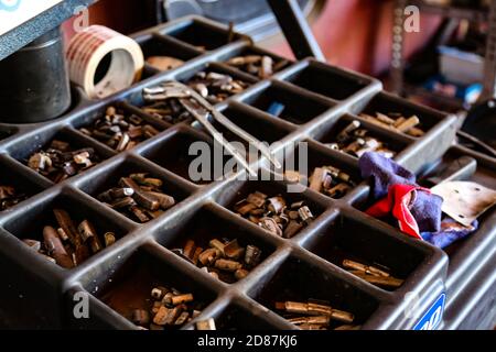Radauswuchtmaschine mit Bleifächern Stockfoto