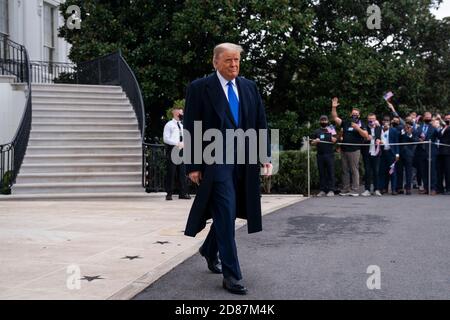 Washington, DC, USA. Oktober 2020. US-Präsident Donald J. Trump bereitet sich darauf vor, mit den Medien zu sprechen, als er das Weiße Haus für seine letzte Woche der Wahlkampagne in Washington, DC, USA, am 27. Oktober 2020 verlässt.Quelle: Jim LoScalzo/Pool via CNP Quelle: dpa/Alamy Live News Stockfoto