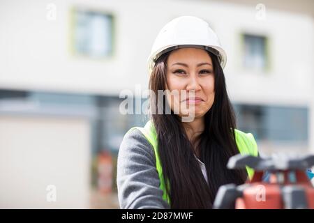 Junge Bauingenieurin Frau mit Helm draußen arbeiten Stockfoto