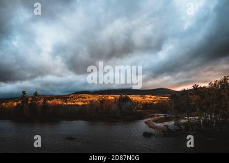 sonnenaufgang und Lichtung Sturm über Mount Katahdin, Maine von Abol Bridge Stockfoto