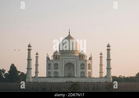 Taj Mahal bei Sonnenuntergang vom Aussichtspunkt Mehtab Bagh aus gesehen, Agra Stockfoto