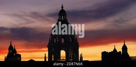 Panoramabild mit einer Silhouette des Haupt- und vier Sekundärtürms des Pasadena Rathauses in der Abenddämmerung. Stockfoto