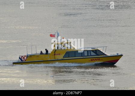 DHL Express Paketzustellung auf der Themse in London Stockfoto