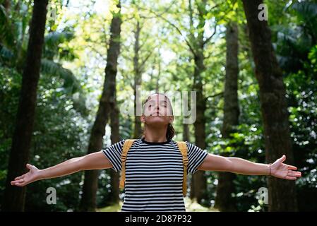 Junge Frau genießt in der Natur Stockfoto