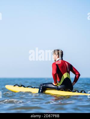 Strandlifeguard mit Blick auf das Meer Stockfoto