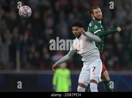 MOSKAU, RUSSLAND - OKTOBER 27: Serge Gnabry des FC Bayern München und Grzegorz Krychowiak von Lokomotiv Moskva während der UEFA Champions League Group EIN Etappenspiel zwischen Lokomotiv Moskva und FC Bayern München in der RZD Arena am 27. Oktober 2020 in Moskau, Russland. (Foto nach MB-Medien) Stockfoto