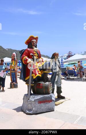 Captain Morgan Rum Pirat Figur Statue außerhalb Captain's Duty Free Shop Promenade Promenade am Strand. Touristenattraktion. Kleine Antillen, Karibik Stockfoto