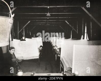 Grippeabteilung mit kubischem Arrangement, Krankenhaus des US-Armeelagers Nr. 42, Bar-sur-Aube, Frankreich, 1914-1918 Stockfoto