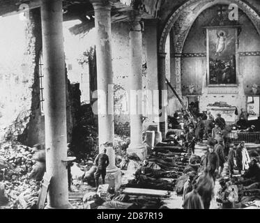 Erste-Hilfe-Station in bombardierten Kirche, Frankreich, US Army Signal Corps, 1918 Stockfoto