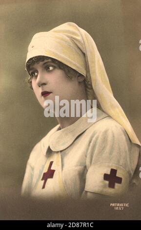 Rotes Kreuz Krankenschwester während des Ersten Weltkrieges, Kopf und Schultern Porträt, Postkarte, Frankreich, 1915 Stockfoto