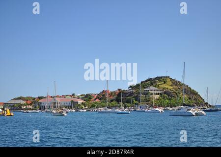 Blick vom Meer auf die Oscar-Festung auf dem Hügel in St. Barth.Klarer blauer Himmel und ruhiges Wasser. Stockfoto