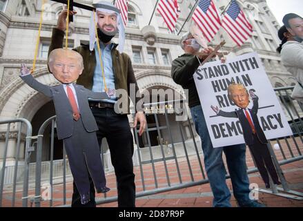 Washington, Usa. Oktober 2020. Demonstranten tragen Masken des Kronprinzen von Saudi-Arabien.Mohammed bin Salman Russian (L) und der russische Präsident Wladimir Putin halten Marionetten-Marionetten von Präsident Donald Trump, während sie an einer Demonstration teilnehmen, die von verschiedenen Menschenrechtsgruppen gesponsert wird und protestieren gegen Trumps unangemessene Beziehungen zu Autokraten und seine Manipulation Der Republikanischen Partei, am Dienstag, den 27. Oktober 2020, im Trump Tower in Washington, DC. Foto von Kevin Dietsch/UPI Kredit: UPI/Alamy Live News Stockfoto