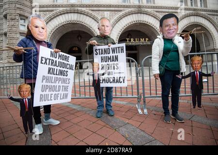 Washington, Usa. Oktober 2020. Demonstranten, die Masken des russischen Präsidenten Wladimir Putin (C), des philippinischen Präsidenten Rodrigo Duterte (R) und des ungarischen Präsidenten Viktor Orban (L) tragen, Halten Marionetten Marionetten von Präsident Donald Trump, während sie an einer Demonstration teilnehmen, die von verschiedenen Menschenrechtsgruppen gesponsert wird, die am Dienstag, dem 27. Oktober 2020, im Trump Tower in Washington, DC, gegen Trumps unangemessene Beziehungen zu Autokraten und seine Manipulation der Republikanischen Partei protestieren. Foto von Kevin Dietsch/UPI Kredit: UPI/Alamy Live News Stockfoto