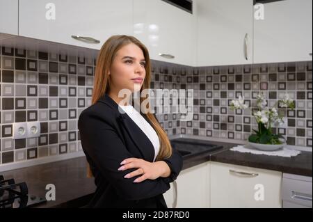 Junge Frau im Luxus moderne weiße Küche Interieur in der provence Stil Stockfoto