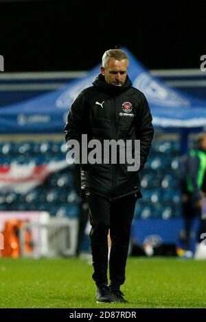 Kingston, Großbritannien. Oktober 2020. Blackpool-Manager Neil Critchley beim EFL Sky Bet League 1 Spiel zwischen AFC Wimbledon und Blackpool im Kiyan Prince Foundation Stadium, Kingston, England am 27. Oktober 2020. Foto von Carlton Myrie. Nur redaktionelle Verwendung, Lizenz für kommerzielle Nutzung erforderlich. Keine Verwendung bei Wetten, Spielen oder Veröffentlichungen einzelner Vereine/Vereine/Spieler. Kredit: UK Sports Pics Ltd/Alamy Live Nachrichten Stockfoto