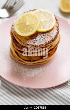 Hausgemachte Zitronen Ricotta Pfannkuchen auf einem rosa Teller, niedrige Ansicht. Stockfoto