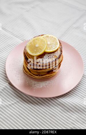 Hausgemachte Zitronen Ricotta Pfannkuchen auf einem rosa Teller, Seitenansicht. Stockfoto