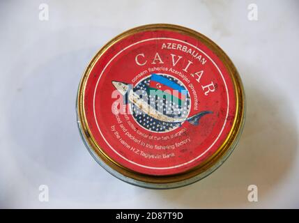 Baku, Aserbaidschan - 11. Februar 2020: Rote Dose aserbaidschanischen Kaviars im Teze Bazaar in Baku, Aserbaidschan. Stockfoto