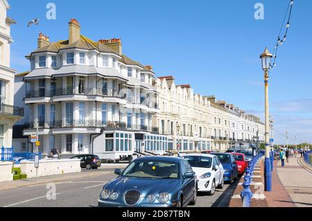 Hotels mit Blick auf die Strandpromenade in Eastbourne, East Sussex, England, Großbritannien Stockfoto