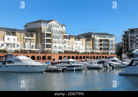 Apartments und Yachten in Sovereign Harbour Marina, Nordeuropas größtem Composite Marina Komplex, Eastbourne, East Sussex, England, Großbritannien Stockfoto