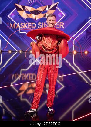 Köln, Deutschland. Oktober 2020. Jochen Schropp, Moderator, ist als unmaskierte Figur 'The Hummer' in der Prosasiebenshow 'The Masked Singer' auf der Bühne. Quelle: Rolf Vennenbernd/dpa/Alamy Live News Stockfoto
