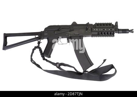 Kalaschnikov AK 47 mit modernem Update-Kit isoliert auf weiß Stockfoto