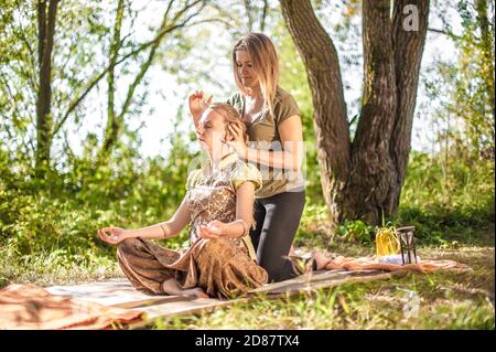 Massage Experte bietet eine gründliche Massage draußen. Stockfoto