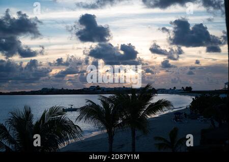 Abenddämmerung und die untergehende Sonne auf Simpson Bay auf der Niederländische Hälfte der Insel St. Martin Stockfoto