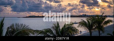 Abenddämmerung und die untergehende Sonne auf Simpson Bay auf der Niederländische Hälfte der Insel St. Martin Stockfoto