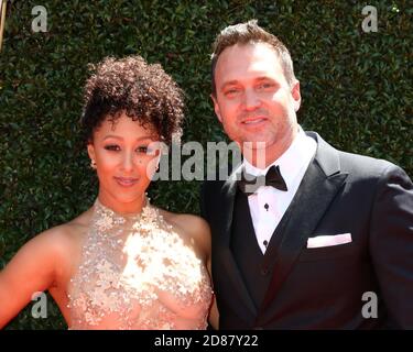 LOS ANGELES - APR 30: Tamera Mowry-Housley, Adam Housley bei den 44. Daytime Emmy Awards - Ankunft im Pasadena Civic Auditorium am 30. April 2017 in Pasadena, CA Stockfoto