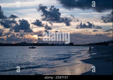 Abenddämmerung und die untergehende Sonne auf Simpson Bay auf der Niederländische Hälfte der Insel St. Martin Stockfoto