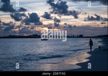 Abenddämmerung und die untergehende Sonne auf Simpson Bay auf der Niederländische Hälfte der Insel St. Martin Stockfoto