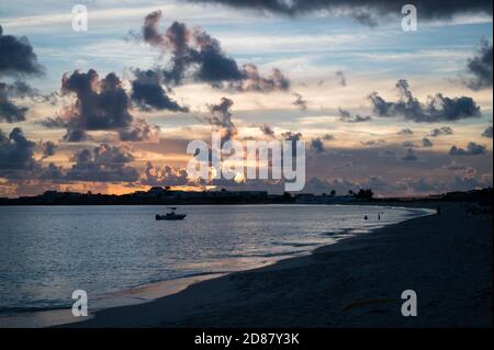 Abenddämmerung und die untergehende Sonne auf Simpson Bay auf der Niederländische Hälfte der Insel St. Martin Stockfoto