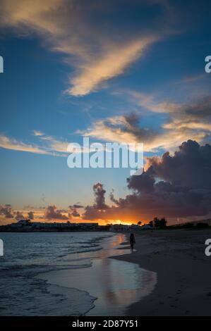 Abenddämmerung und die untergehende Sonne auf Simpson Bay auf der Niederländische Hälfte der Insel St. Martin Stockfoto