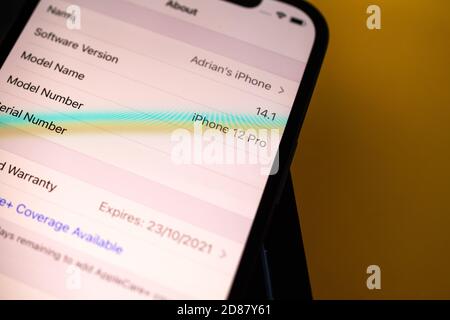 Paris, Frankreich - 23. Okt 2020: Tilt-Shift phot des Modellnamens im Einstellungsmenü des neuen iPhone 12 Pro Max 5G Smartphone-Modells von Apple Computers close-up Stockfoto