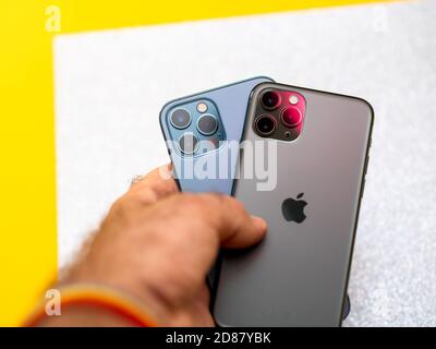 Paris, Frankreich - 23. Oktober 2020: Detail des neuen iPhone 12 Pro Max 5G Smartphone-Modell von Apple Computers Nahaufnahme von Pacific Blue Handy-Gerät mit Stockfoto