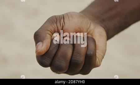 Nahaufnahme. Faust des schwarzen Mannes. Isoliert. Hochwertige Fotos Stockfoto