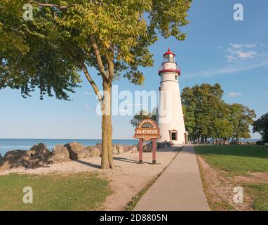 Der älteste Leuchtturm der Great Lakes im Dauerbetrieb, Marblehead Lighthouse am Eriesee, Marblehead, Ohio, im Herbst. Stockfoto
