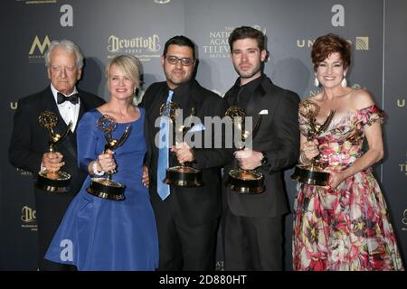 LOS ANGELES - APR 29: Nicolas Coster, Mary Beth Evans, Gregori J. Martin, Kristos Andrews, Carlyn Hennesy bei den Creative Daytime Emmy Awards 2017 im Pasadena Civic Auditorium am 29. April 2017 in Pasadena, CA Stockfoto