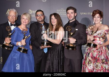 LOS ANGELES - APR 29: Nicolas Coster, Mary Beth Evans, Gregori J. Martin, Wendy Riche, Kristos Andrews, Carlyn Hennesy bei den Creative Daytime Emmy Awards 2017 im Pasadena Civic Auditorium am 29. April 2017 in Pasadena, CA Stockfoto