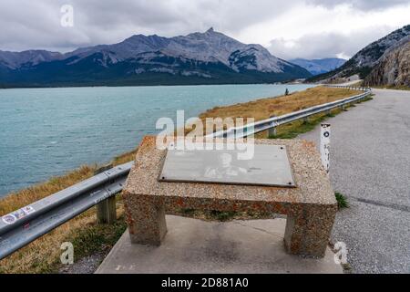 Landstraße im Wald mit dem Michener im Hintergrund. Alberta Highway 11 (David Thompson Highway) entlang des Abraham Lake Ufers. Jasper National Stockfoto