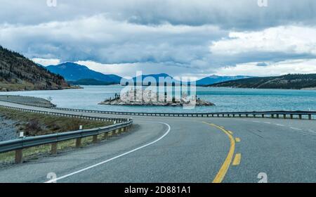 Alberta Highway 11 (David Thompson Highway) entlang des Abraham Lake, EINER kleinen Felseninsel am Seeufer. Jasper National Park, Kanada. Stockfoto